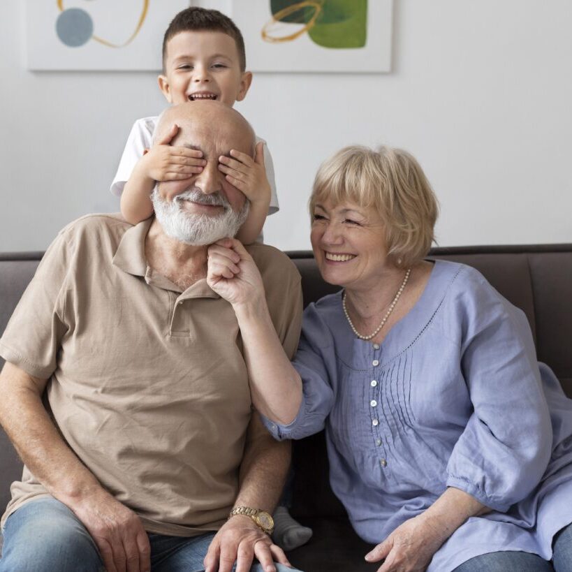 full-shot-happy-family-sitting-couch